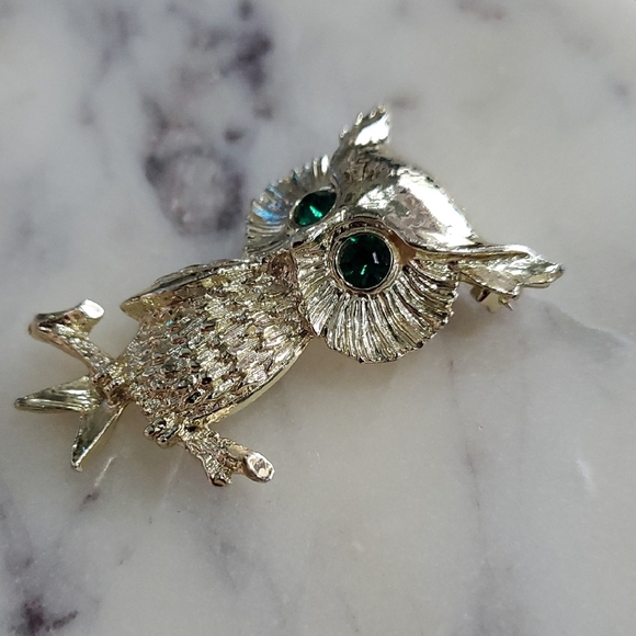 Vintage Gerrys Charming Owl Brooch in Goldish Silver W Green Eyes Whimsigoth - Picture 2 of 8